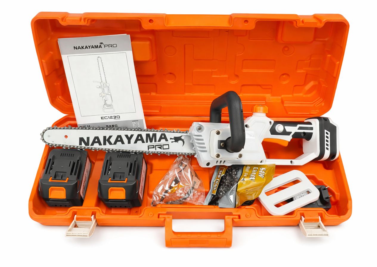 Περιεχόμενα Συσκευασίας Nakayama Pro EC1230. Το πλήρες πακέτο του Nakayama Pro EC1230 που περιλαμβάνει το αλυσοπρίονο, 2 μπαταρίες 4Ah, φορτιστή, έξτρα αλυσίδα και εξοπλισμό προστασίας.